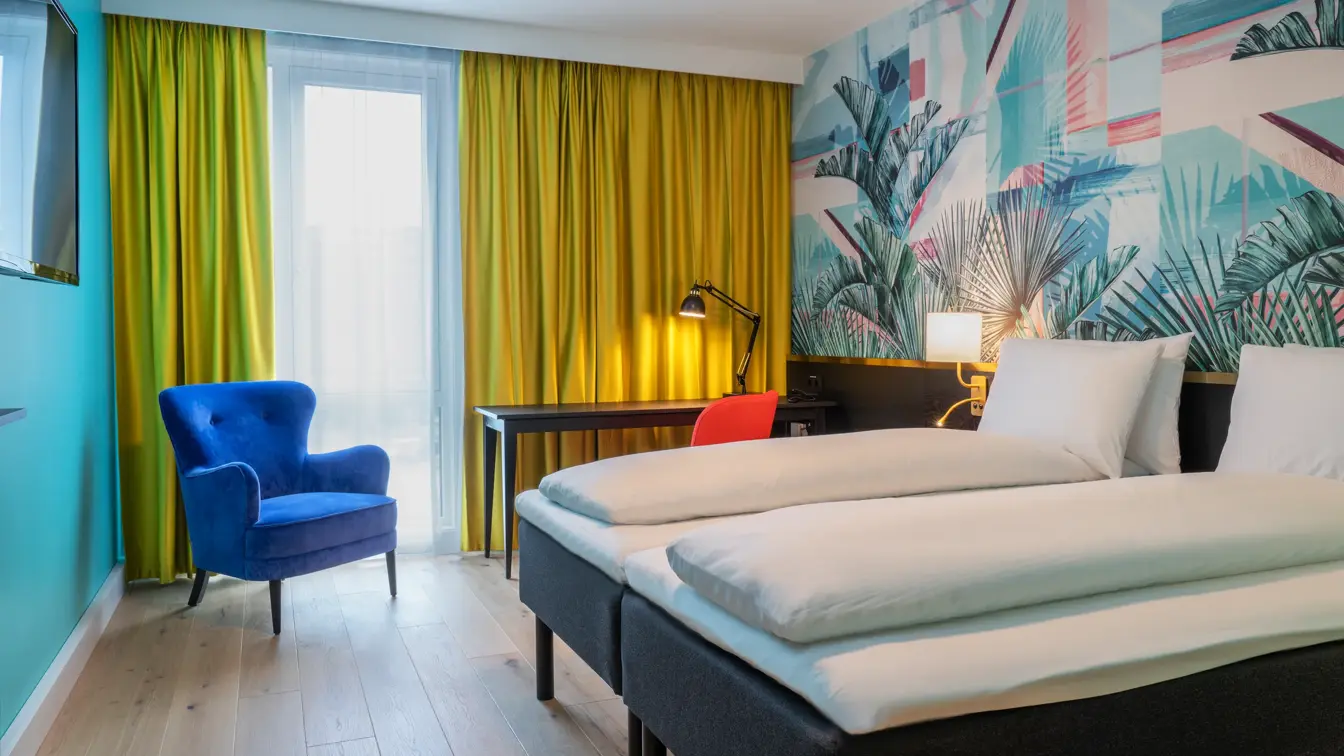 Separate senger, stol og skrivebord i standard twin rom på Thon Hotel Storo