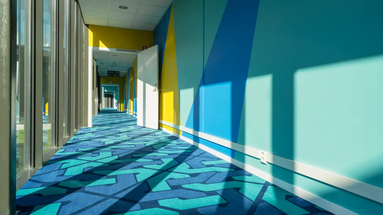 Fargerik korridor på Thon Hotel Gardermoen