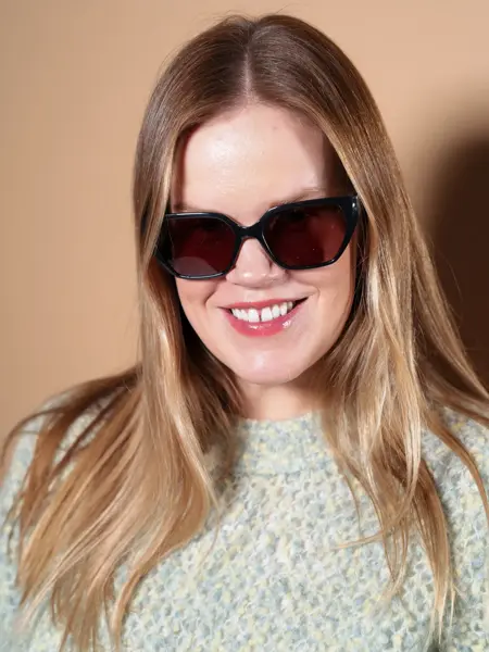 Dame med sorte solbriller