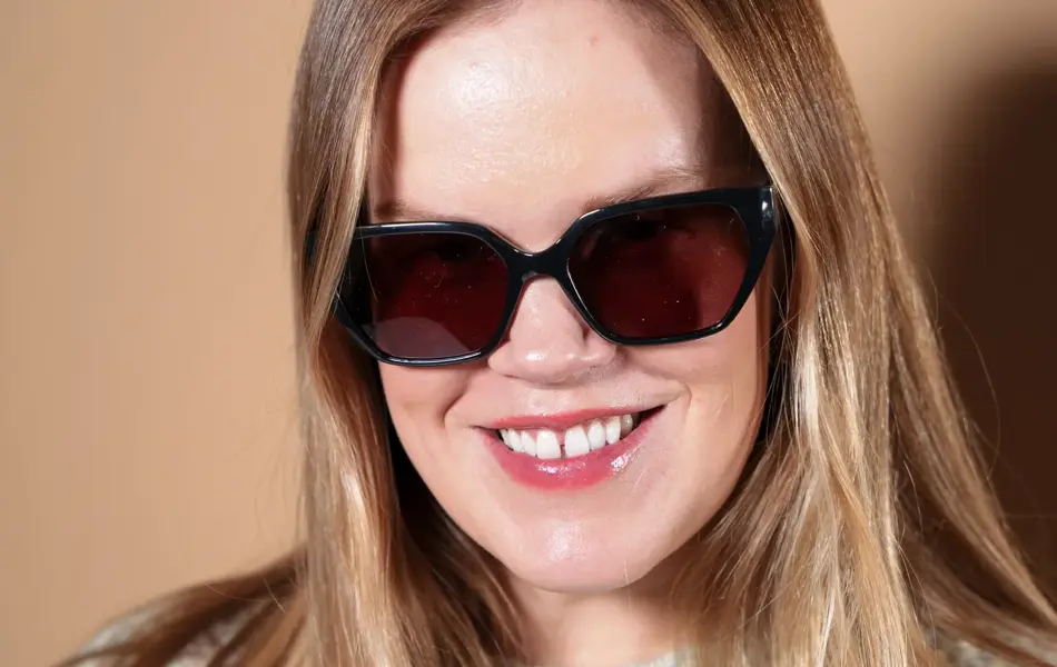 Dame med sorte solbriller