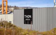 Thon Senter Kanebogen fasade, med logo på vegg.