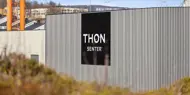 Thon Senter Kanebogen fasade, med logo på vegg.