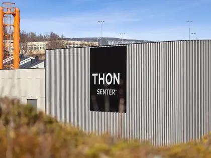 Thon Senter Kanebogen fasade, med logo på vegg.