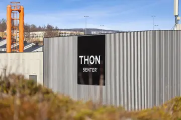 Thon Senter Kanebogen fasade, med logo på vegg.