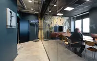 Interiør fra kontoret til The Oslo Company, gang med veiskilt som pynt og innglasset møterom