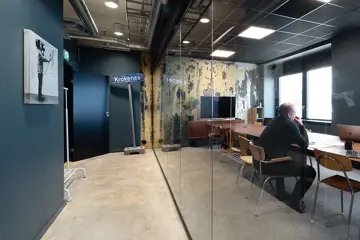 Interiør fra kontoret til The Oslo Company, gang med veiskilt som pynt og innglasset møterom