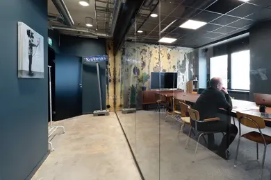 Interiør fra kontoret til The Oslo Company, gang med veiskilt som pynt og innglasset møterom