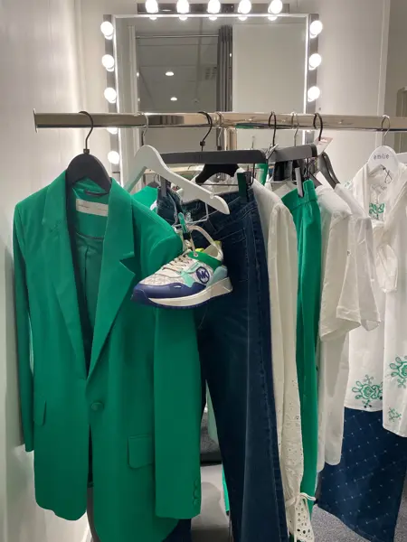 Klesstativ med blazer, bukse sko og topper