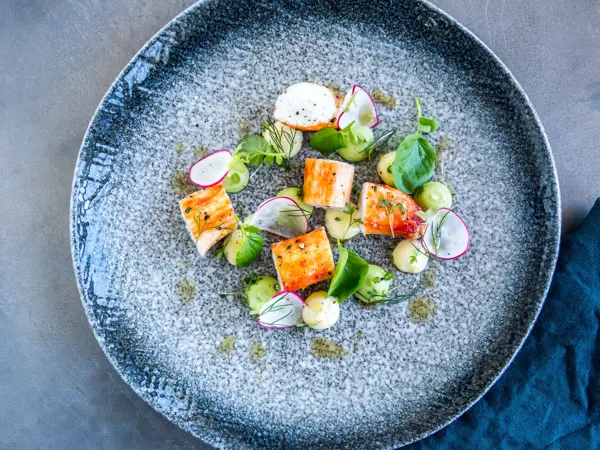 Lekkert dandert kongekrabbesalat på blå tallerken