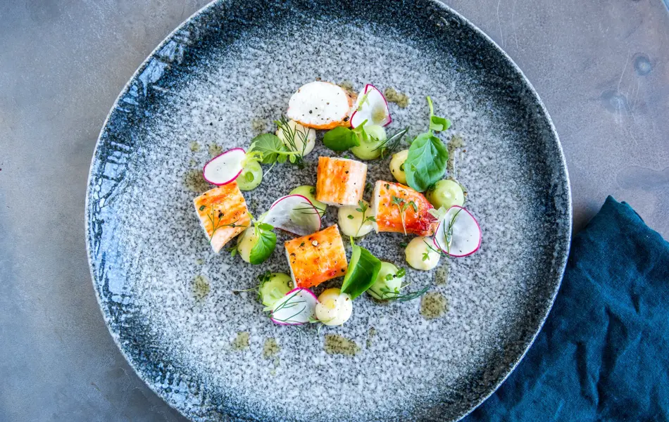 Lekkert dandert kongekrabbesalat på blå tallerken