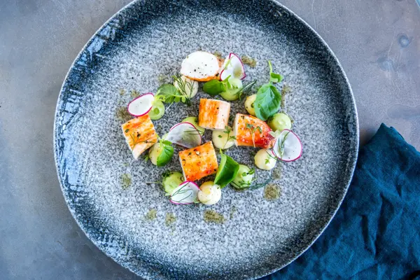 Lekkert dandert kongekrabbesalat på blå tallerken