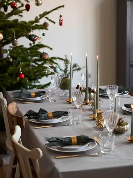 selskapsdekorert bord med juletre