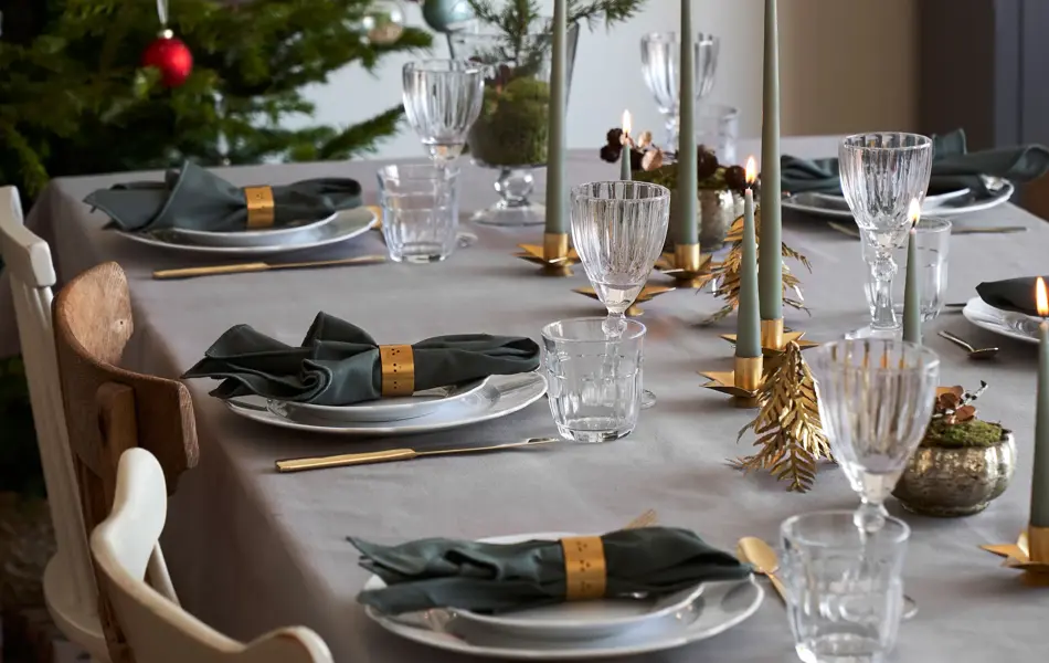 selskapsdekorert bord med juletre