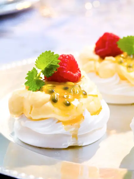 Mini pavlova med lemond curd på toppen