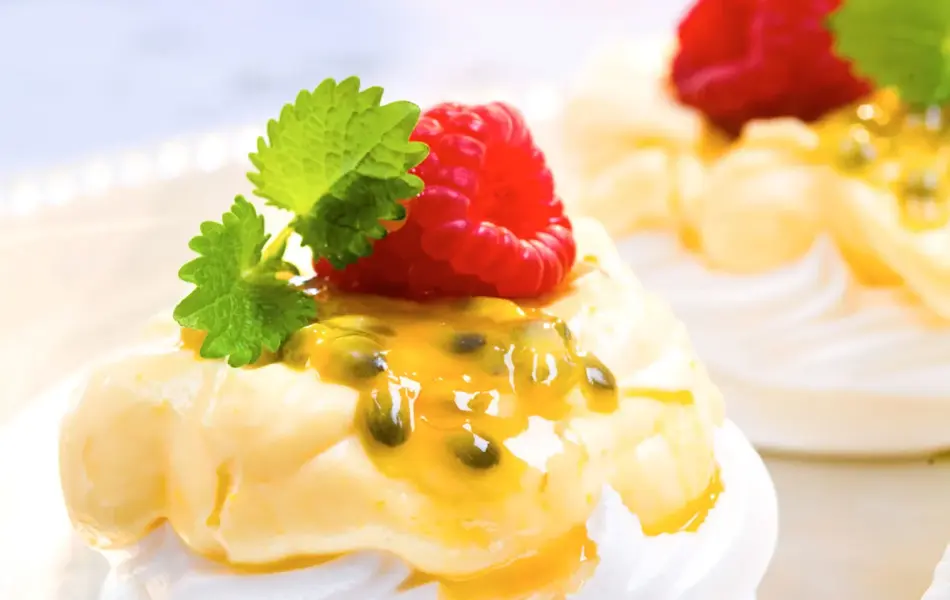 Mini pavlova med lemond curd på toppen