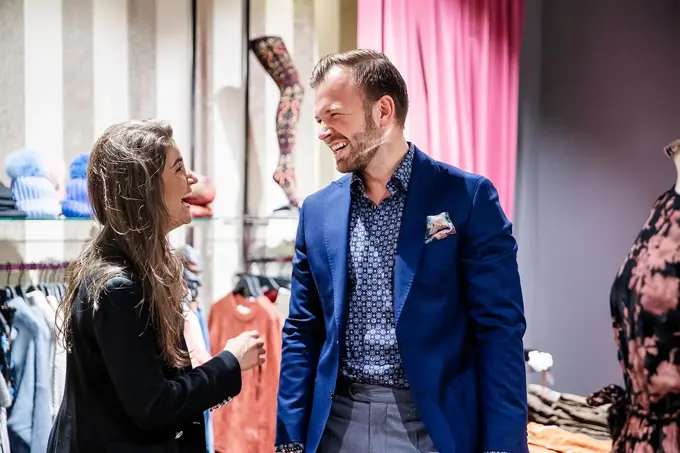 Smilende mann og dame