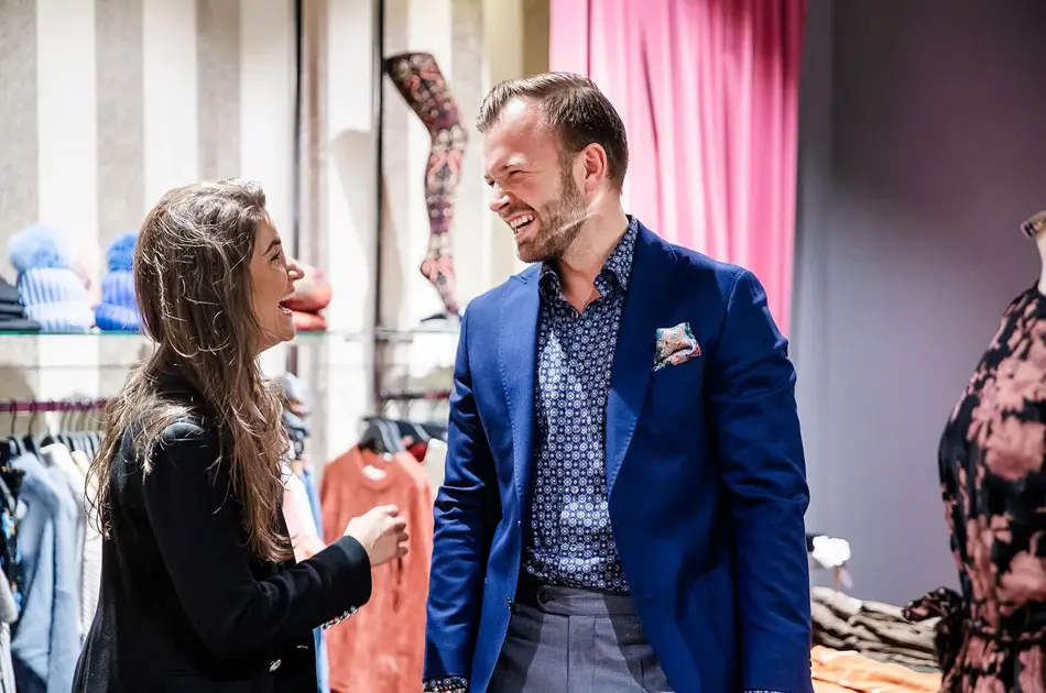 Smilende mann og dame