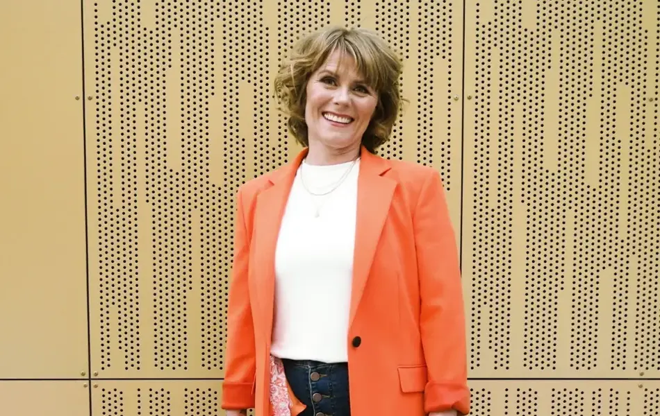 Dame i oransje dressjakke til jeans