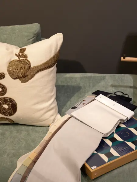 Tekstilmaterialer og farger liggende på sofa