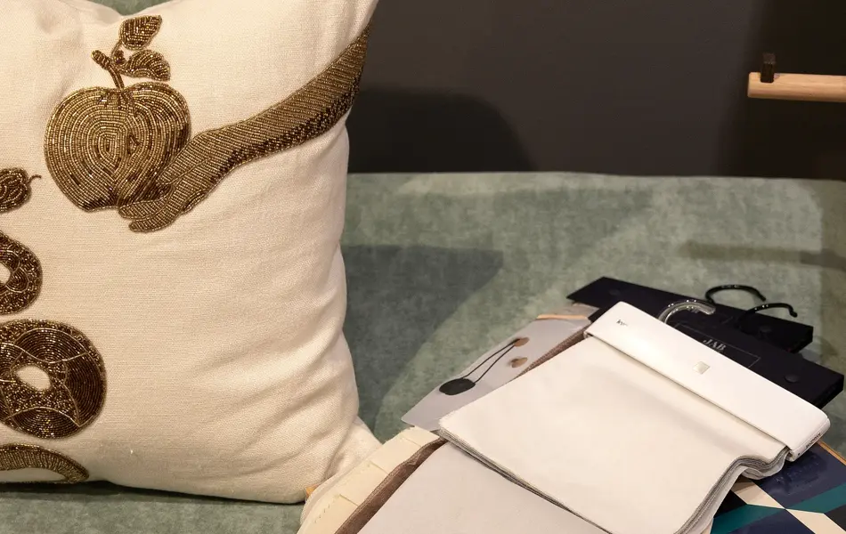 Tekstilmaterialer og farger liggende på sofa