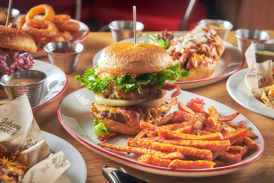 Ulike burgere med fries 