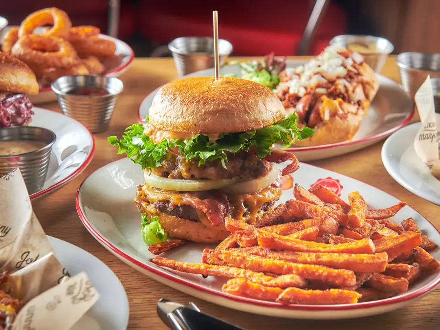 Ulike burgere med fries 