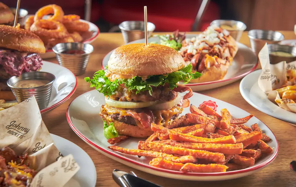 Ulike burgere med fries 