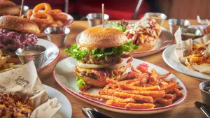 Ulike burgere med fries 