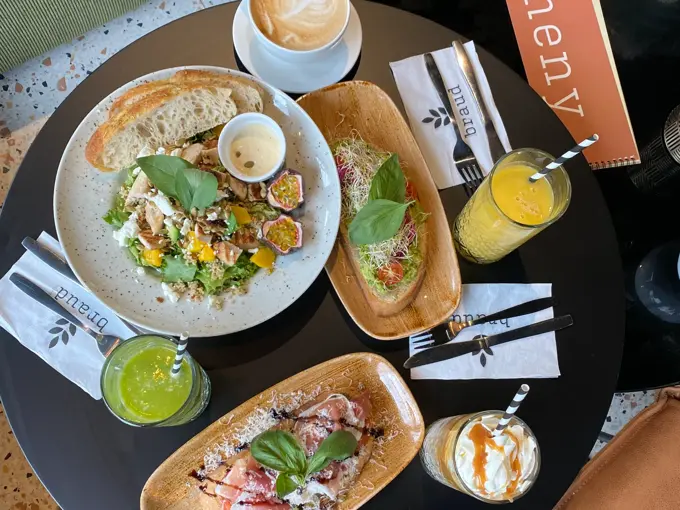 Dekket bord med fristende mat og drikke fra Braud Håndverksbakeri