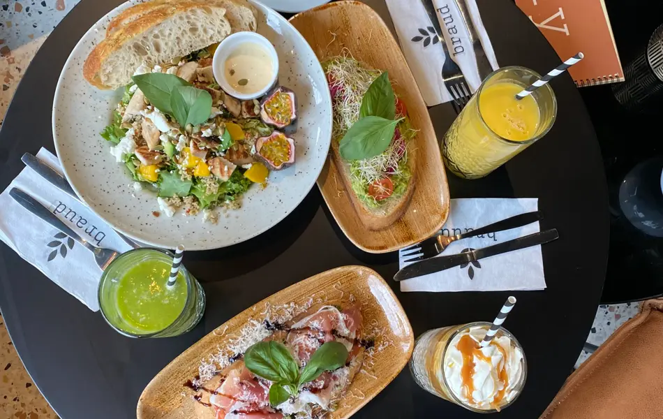 Dekket bord med fristende mat og drikke fra Braud Håndverksbakeri