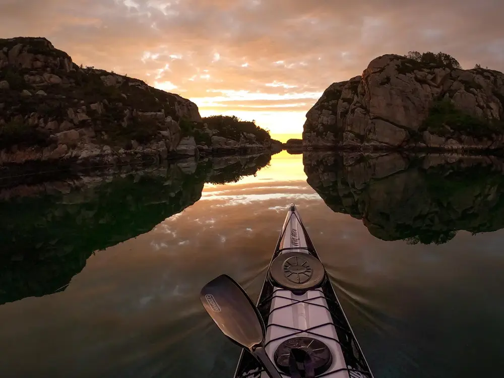 kajakk med solnedgang utsikt på vannet