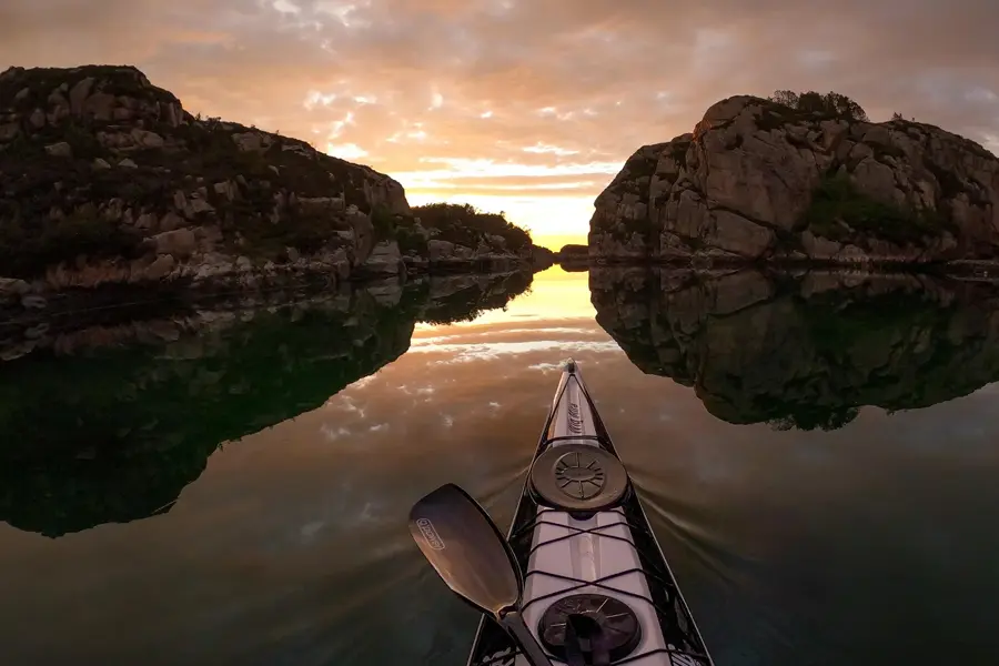 kajakk med solnedgang utsikt på vannet