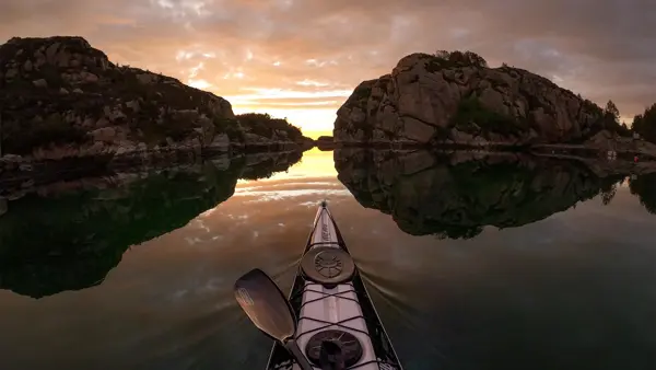 kajakk med solnedgang utsikt på vannet