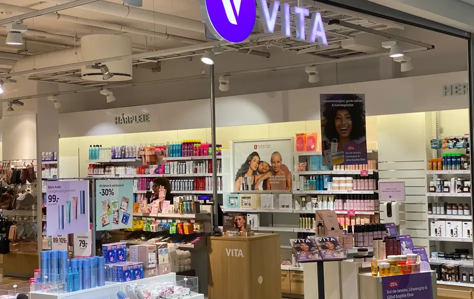 innendørs butikk med kosmetikk og reoler og lilla skilt