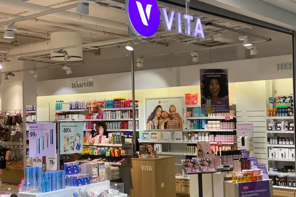 innendørs butikk med kosmetikk og reoler og lilla skilt
