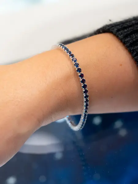 Armbånd med sorte stener