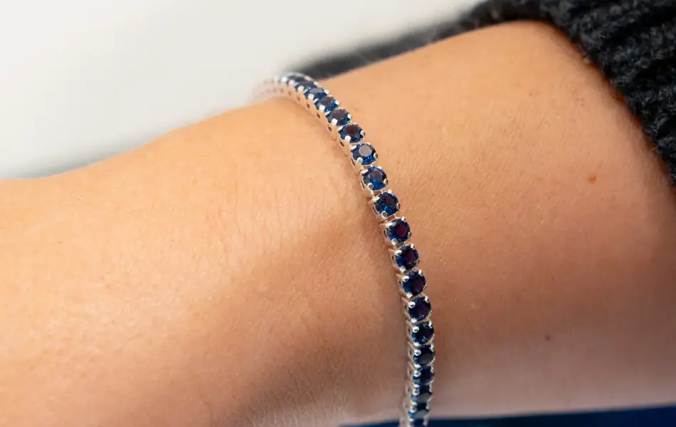 Armbånd med sorte stener