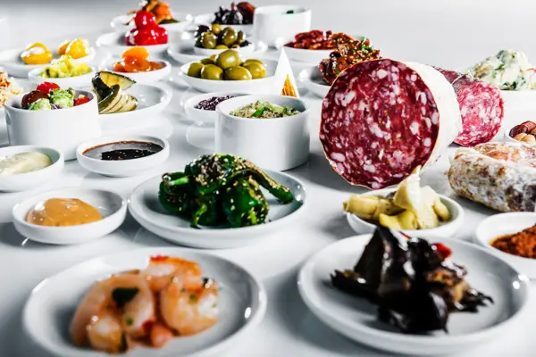 mange tapasretter på bord