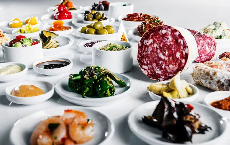 mange tapasretter på bord