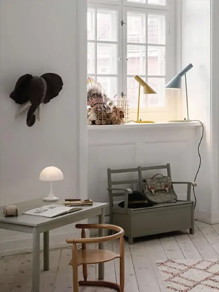 Lamper som står i en vinduskarm