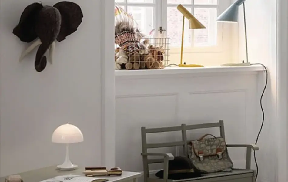 Lamper som står i en vinduskarm