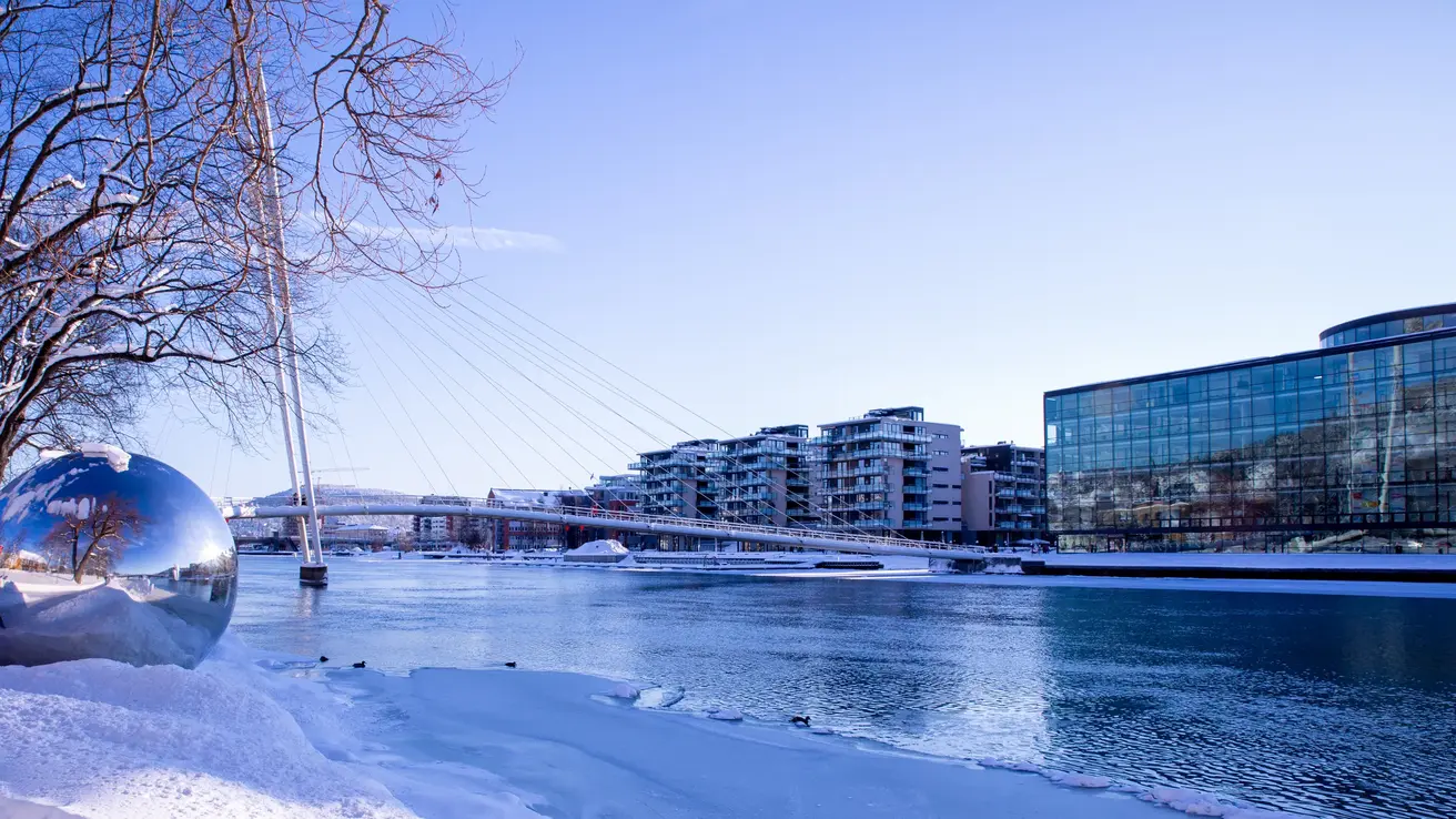 Drammenselva, Ypsilonbrua og Union Brygge i vinterdrakt.