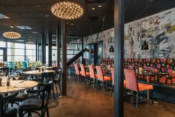 Frokostsal med ulikt design utrykk på stoler og vegger med forskjellige sittegrupper på Thon Hotel Oslo Airport ved Gardermoen