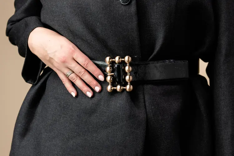 Svart belte med gullkuler fra Mango 199,-