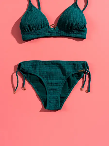 Grønn bikini på rosa bakgrunn