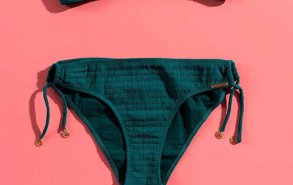 Grønn bikini på rosa bakgrunn