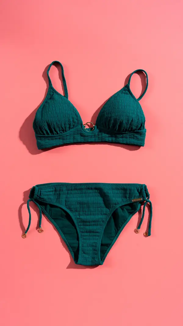 Grønn bikini på rosa bakgrunn