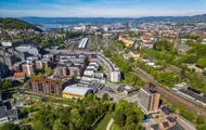 Dronebilde av Kværnerbyen med Oslo sentrum i pent vær i bakgrunnen