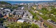 Dronebilde av Kværnerbyen med Oslo sentrum i pent vær i bakgrunnen