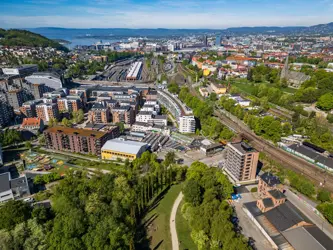 Dronebilde av Kværnerbyen med Oslo sentrum i pent vær i bakgrunnen